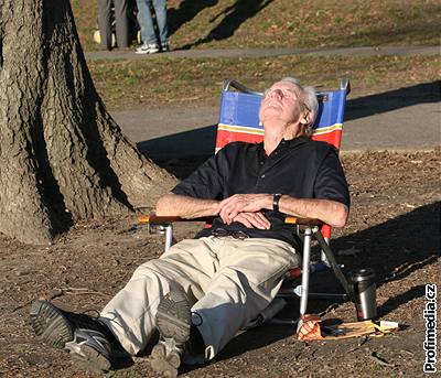 V parcích New Yorku se lidé opalují jako uprostřed léta.