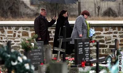 Livia Klausová zašla v rodném Bobrovci k hrobu rodičů.