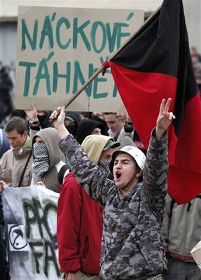 Antifaisté nabízejí, e odstraní kody, které napáchali kdy bránili pravicovým extrémistm projít mstem.