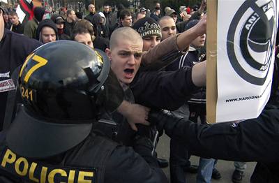 Na demonstraci by se mly sjet ti stovky radikál. Ilustraní foto.