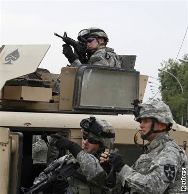 Amerití vojáci v Iráku. Parlament v Bagdádu vera odhlasoval smlouvu, která jim umoní zstat v zemi do konce roku 2011.