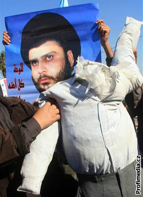 Sadrovi píznivci mávají jeho portrétem pi "poprav" Saddámovy figuríny.