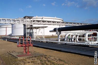 V Nelahozevsi mají největší ropné nádrže v Evropě.