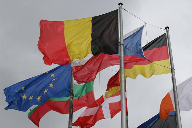 Česká vlajka před europarlamentem ve Štrasburku