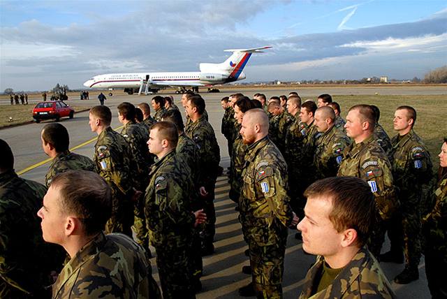 etí vojáci se vracejí z mise v Kosovu.
