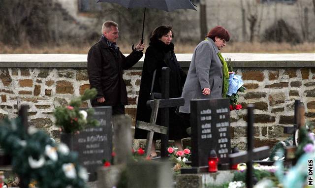 Livia Klausová zala v rodném Bobrovci k hrobu rodi.