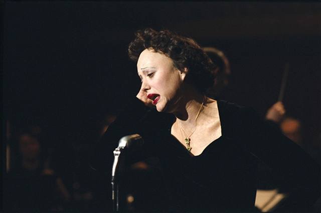 Marion Cotillardová jako Edith Piaf v oskarovém filmu La Môme