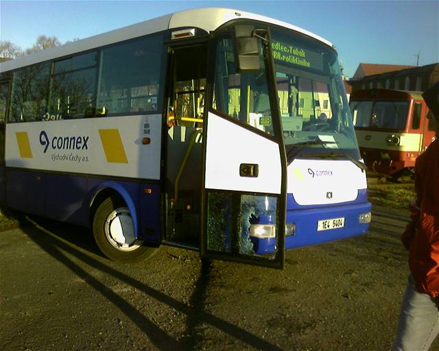 Autobus MHD uvízl v kolejiti nedaleko zastávky Kutná Hora Sedlec
