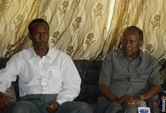 Vládní vojáci hlídají píjezd na letit v Mogadiu