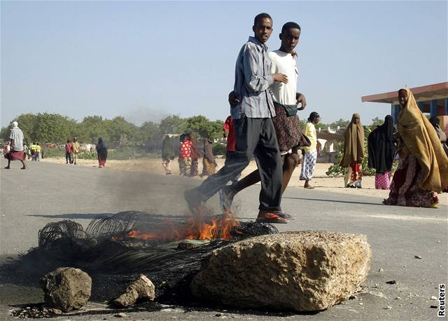 Vládní vojáci hlídají píjezd na letit v Mogadiu