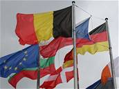 eská vlajka na drát mezi dvma stoáry. eské delegaci se to zdá nedstojné.