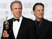 Zlaté globy - Warren Beatty s cenou, kterou mu pedal Tom Hanks