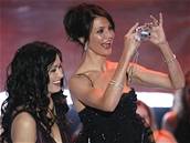 Peoples Choice Awards - Cameron Diazová, která se stala nejoblíbenjí herekou, si fotografuje diváky