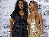 Jennifer Hudsonová a Beyoncé Knowlesová, která zvolila piléhavé zlaté aty od Elie Saab  