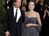Brad Pitt a Angelina Jolie v bohat asené rób v barv bidlicov edé