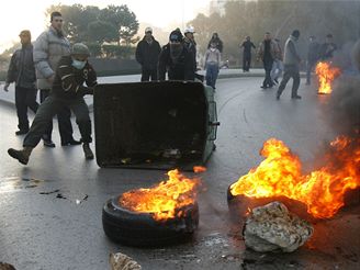 Demonstranti blokuj hocmi pneumatikami silnice po cel zemi.