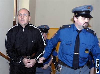 Rostislav Roztoil u plzeského soudu s dozorcem