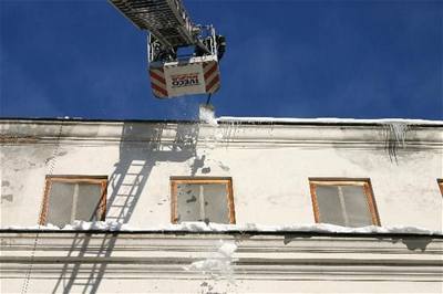 Zabránit pádu ledu ze stechy je povinností majitele domu. Ilustraní foto