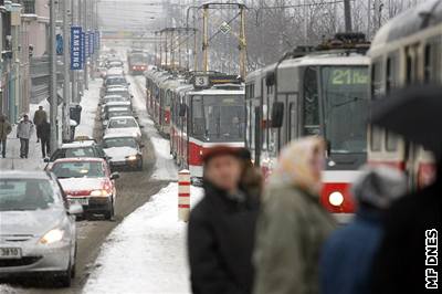 Stojící tramvaje na Raínov nábeí v Praze