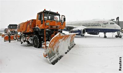 Letit Ruzyn zavalil sníh, letecký provoz je zastaven.