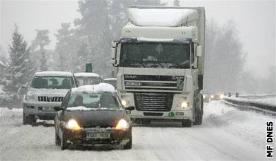 Kamion ve stoupání na dálnici z Píbrami na Prahu.