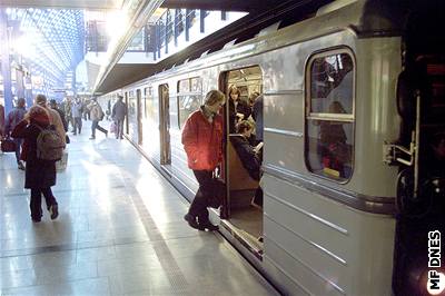 Cestující nemohli kvli anonymním hrozbám na as pouívat est stanic metra. Ilustraní foto