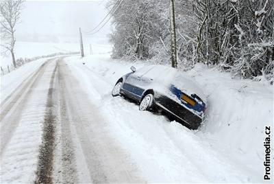 Pokud to jde, nevyjídjte z projetých kolejí do rozbedlého snhu, mohli byste lehce dostat auto do smyku.