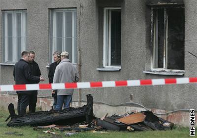 Poár vznikl v pízemním byt a rozíil se chodbou. Krom ptadvacetileté matky zemel pi tragickém poáru také tyiaosmdesátiletý mu, který zkolaboval pi evakuaci z bytu.