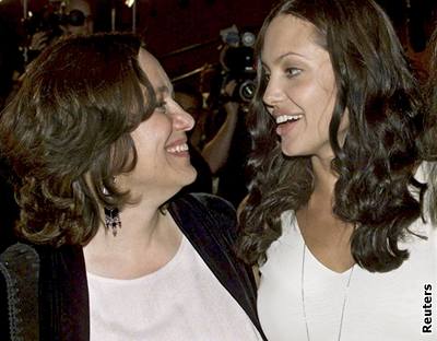 Matka Angeliny Jolie Marcheline Bertrandová (vlevo) zemela 27.1.2007 v Los Angeles