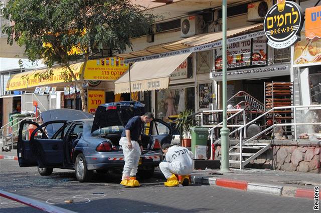 Policie ped ejlatskou pekárnou, kde se odpálil palestinský sebevrah.