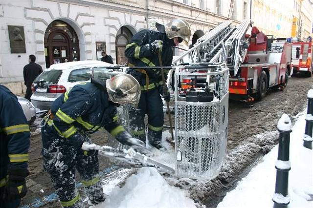 Pratí hasii museli odstranit rampouchy a sníh u z 56 stech.