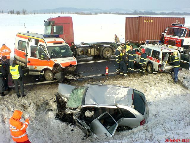 idie osobního auta museli vyprostit hasii.