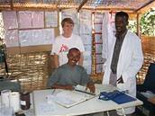 Lékaka Lída Hesová na misi organizace Lékai bez hranic v Etiopii, 2004