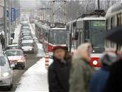 Stojící tramvaje na Raínov nábeí v Praze