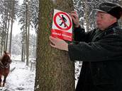 Na dodrování zákazu vstupu do postiených míst budou dohlíet lidé z lesní stráe