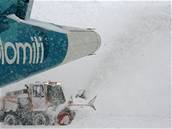 Letit Ruzyn zavalil sníh, letecký provoz je zastaven.