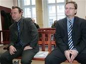 Exposlanec Doleal (vpravo) a radní Hrdlika se dnes zpovídají ped soudem.
