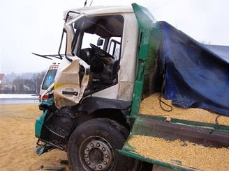 nehoda sypae a kamionu s kukuic v Bystici nad Ol