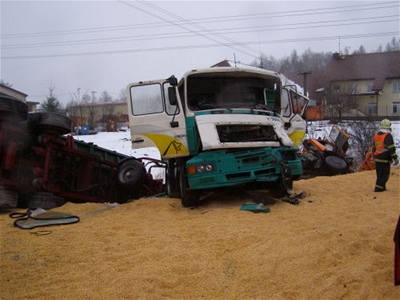nehoda sypae a kamionu s kukuicí v Bystici nad Olí