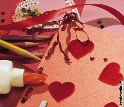 Na Valentýna se zamilovaní obdarovávají drobnými i nákladnými dárky