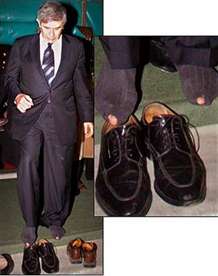 Paul Wolfowitz si sundal před kamerami boty a odhalil tak díry v ponožkách