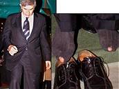 Paul Wolfowitz si sundal ped kamerami boty a odhalil tak díry v ponokách