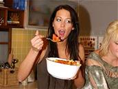 Agáta Hanychová uchutnává sv�j výtvor - salát �ínský rapl