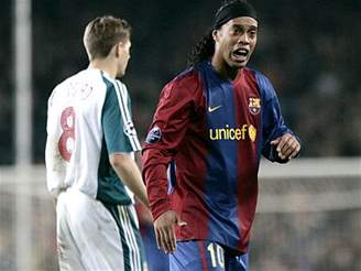 Barcelona - Liverpool: Ronaldinho (vpravo) a Gerrard