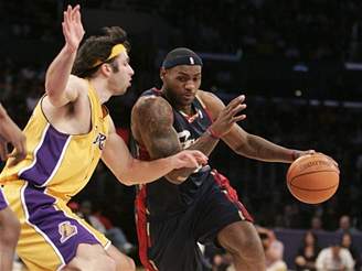 LA Lakers - Cleveland: LeBron James  útoí