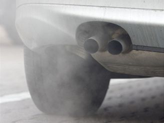 Stojící auta chrlící na ulicích výfukové plyny. Tento obrázek by neml být pro obyvatele Karlína u tak astý.