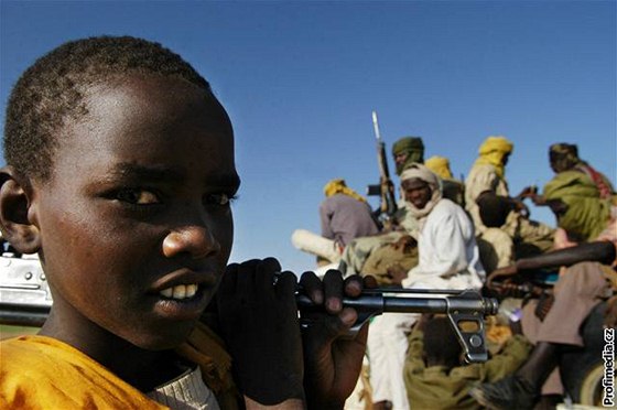 Konflikt v Dárfúru u stál ivot kolem pl milionu lidí. Bojují v nm i dti.