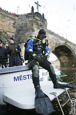 Policejní potápi hledali ve Vltav vzácný nápis z Karlova mostu.