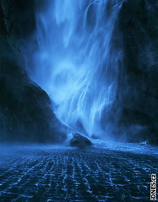 Milford Sound, desítky vodopádů vytvářejí za deště mystickou atmosféru