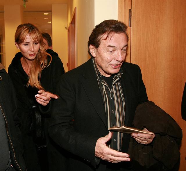 Karel Gott s pítelkyní Ivanou na eské premiée filmu Miloe Formana Goyovy pízraky